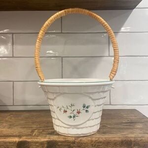 Pfaltzgraff Winterberry Basket Wicker Handle Decorative Holly Christmas Holiday